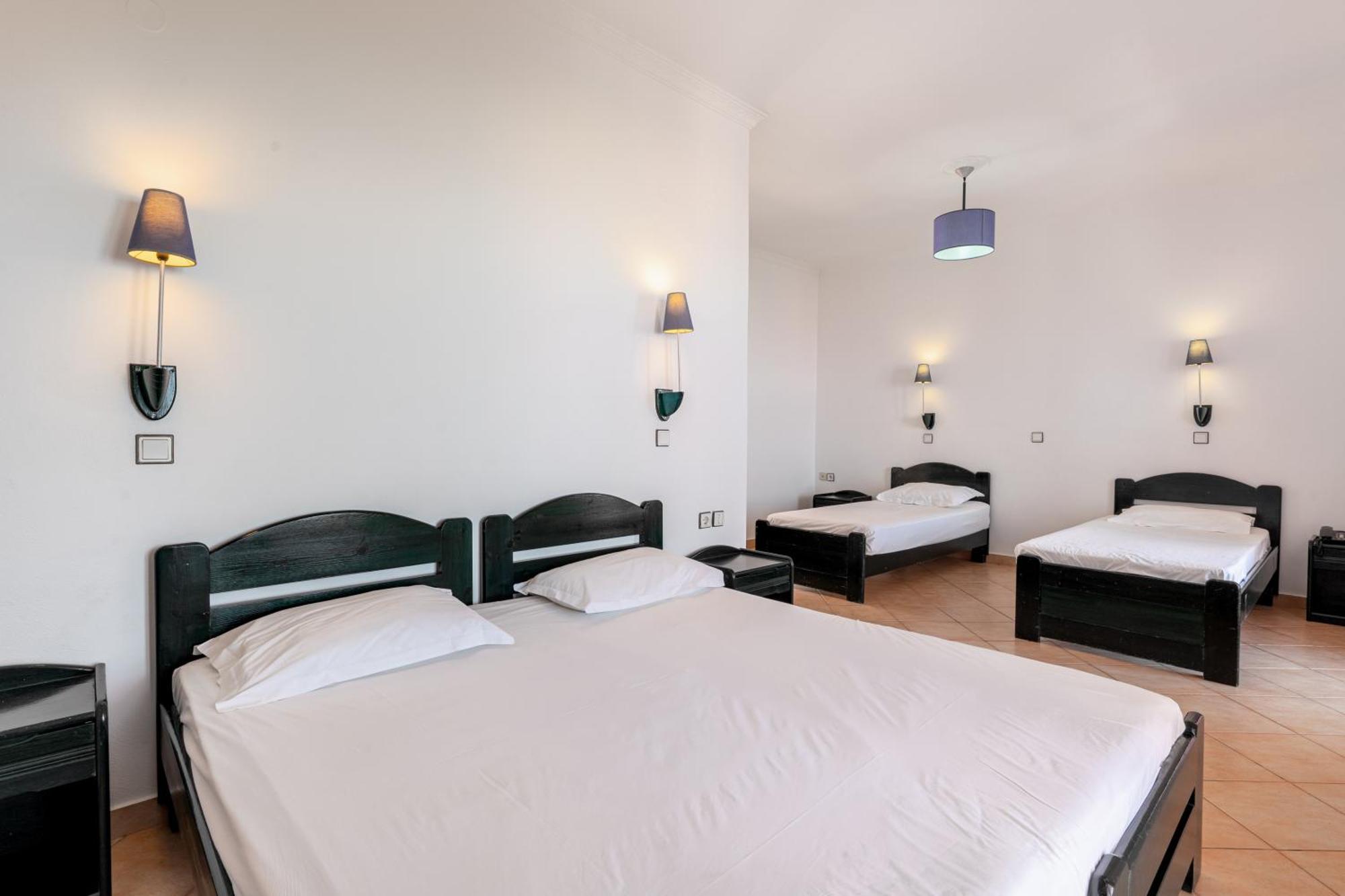 The Pink Palace Hostel アギオス・ゴルディオス 部屋 写真