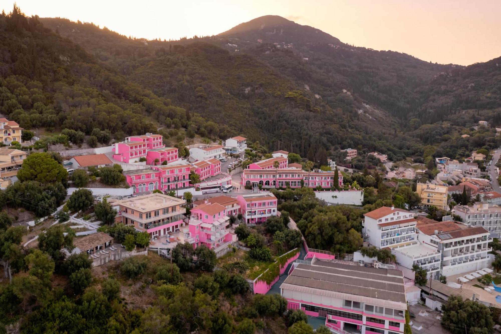 The Pink Palace Hostel アギオス・ゴルディオス エクステリア 写真